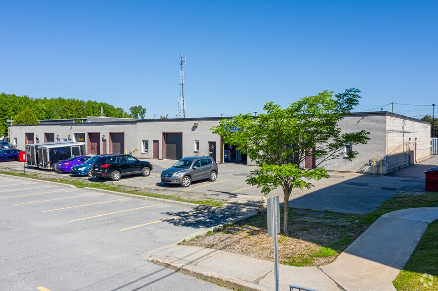 More Photos Of 36-38 Rue de Valcourt, Gatineau Light Distribution For Lease