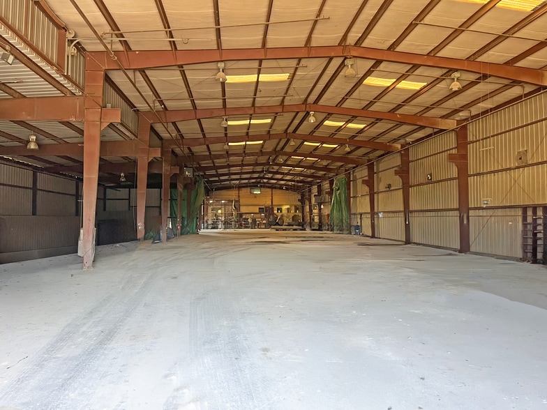 More Photos Of 5526 Crystal Lake Blvd, Dallas Warehouse For Lease