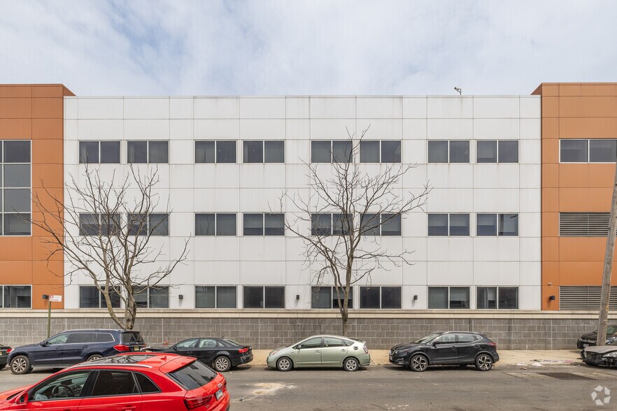 More Photos Of 6201 15th Ave, Brooklyn Office For Lease