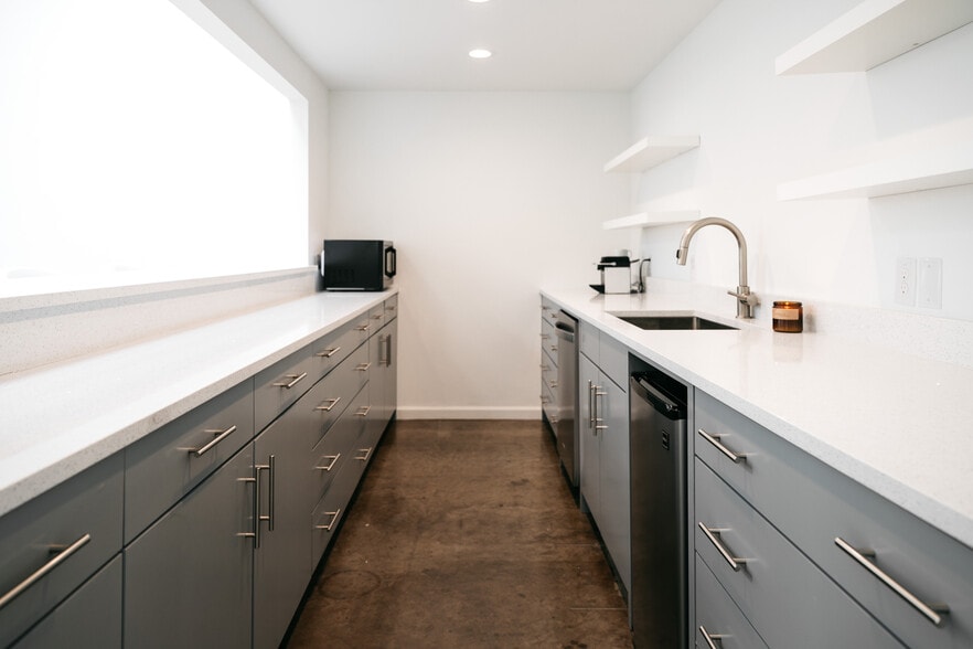 More Photos Of 2251 Vantage St, Dallas Loft Creative Space For Lease