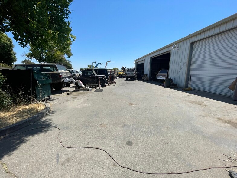 More Photos Of 8532 Clovely Ln, Sacramento Auto Repair For Sale