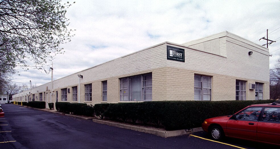 More Photos Of 201-223 Park Ave, Hicksville Warehouse For Lease