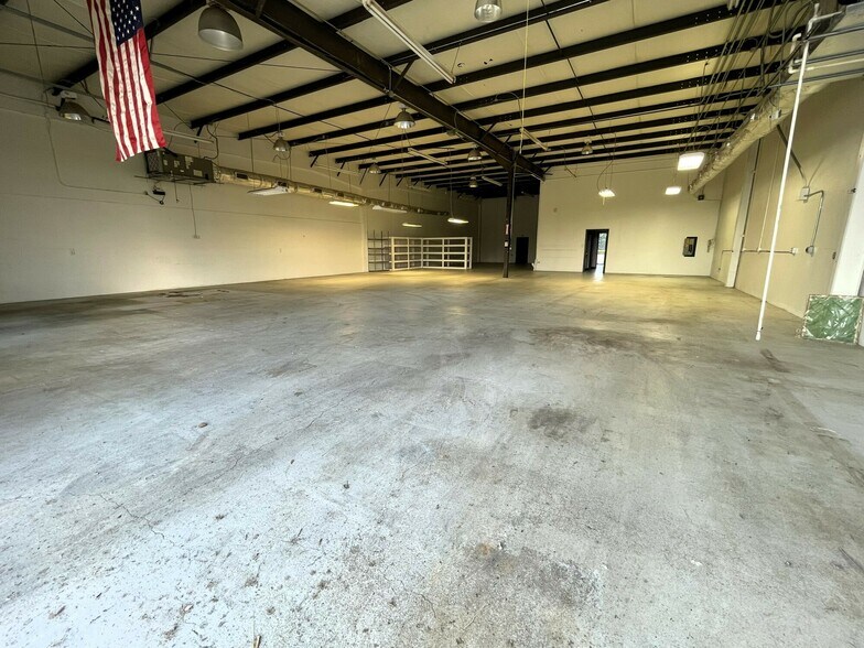 More Photos Of 440 N Eastman Rd, Longview Flex For Lease