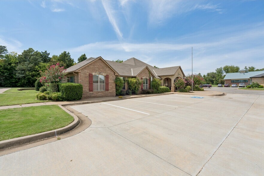 More Photos Of 2933 S Bryant Ave, Edmond Office For Sale