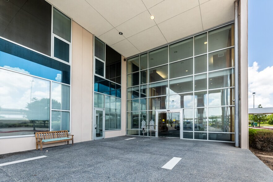 More Photos Of 1331 W Grand Pky N, Katy Medical For Lease