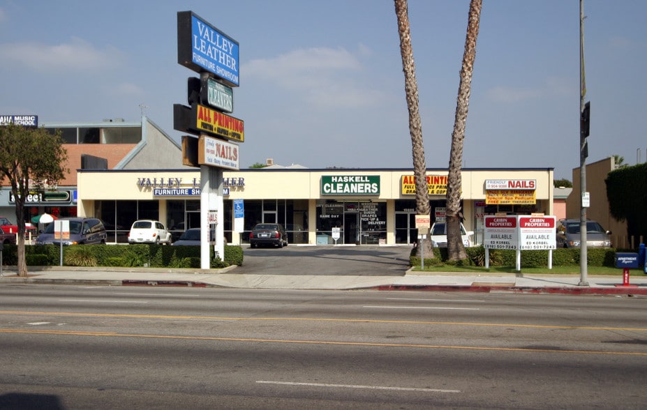 Primary Photo Of 15605 Ventura Blvd, Encino Unknown For Lease