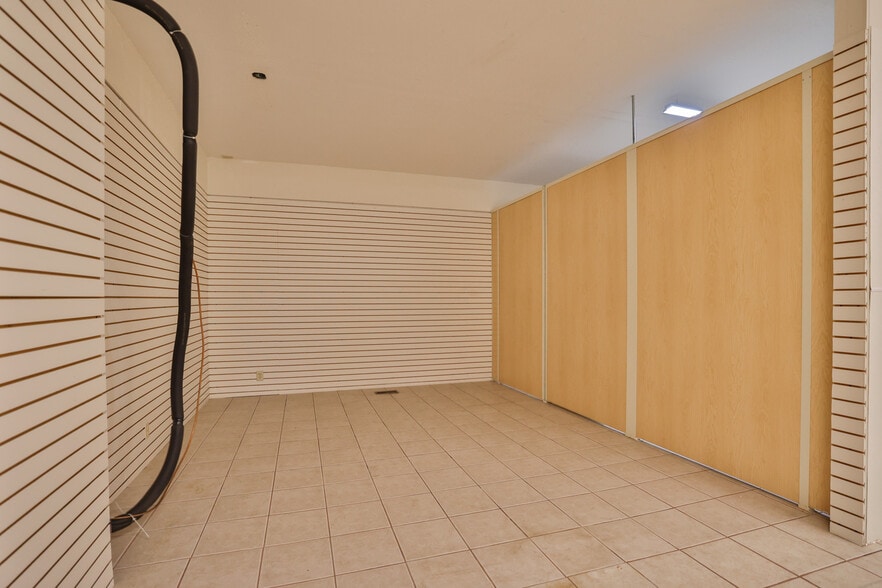 More Photos Of 107 N Bluff Rd, Collinsville Storefront For Sale