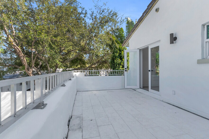 More Photos Of 563 NE 67th St, Miami Medical For Lease