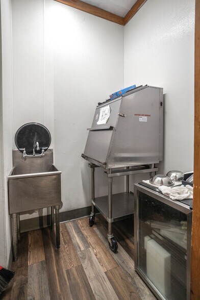 More Photos Of 762 Veterans Pky, Hinesville Restaurant For Sale