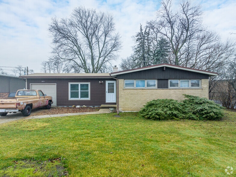 More Photos Of 2411 Warrenville Rd, Downers Grove Service For Sale