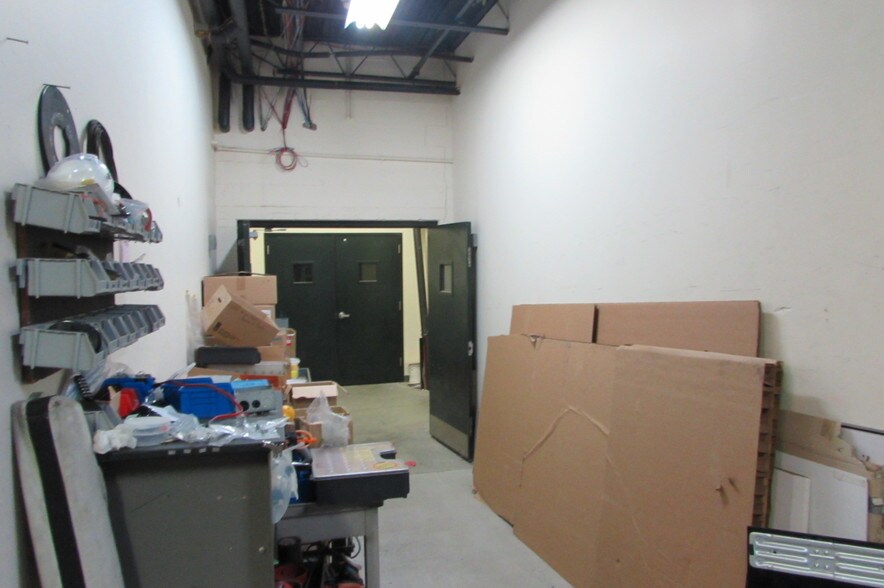 More Photos Of 20 Industrial Dr, Middletown Light Manufacturing For Sale