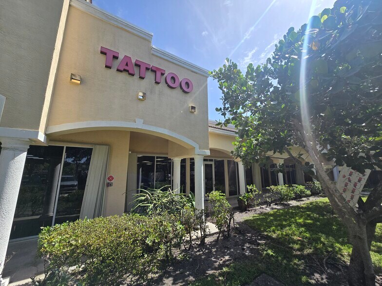 More Photos Of 4953 Le Chalet Blvd, Boynton Beach Storefront Retail Office For Lease