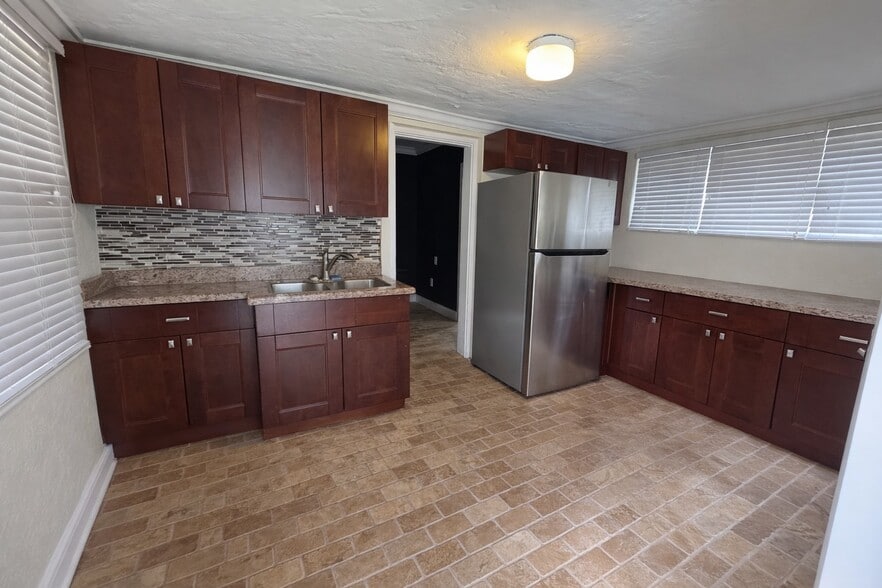 More Photos Of 1002 NE 1st St, Pompano Beach Office For Lease