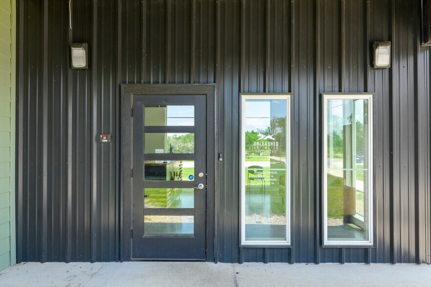 More Photos Of 1410 Live Oak Rd, Leander Showroom For Sale