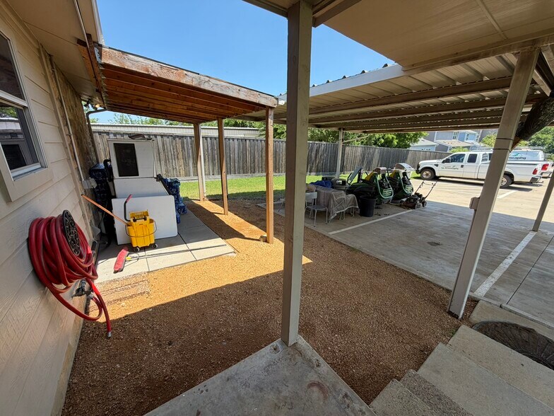 More Photos Of 414 N Kealy Ave, Lewisville Office For Sale
