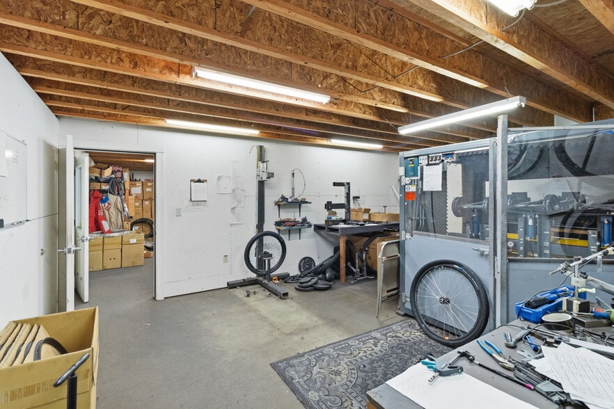 More Photos Of 940 Wilson St, Eugene Showroom For Sale