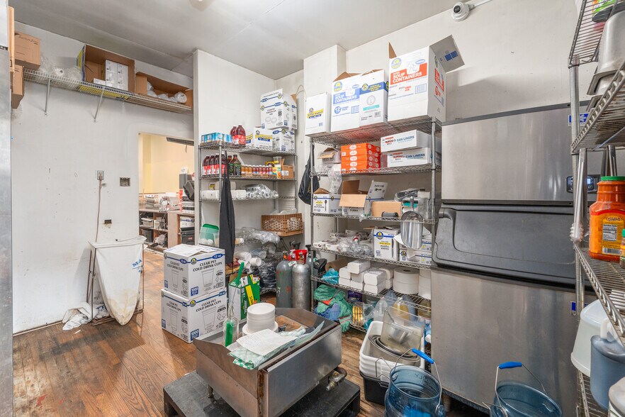 More Photos Of 30-32 Front St, Greenport Storefront Retail Residential For Sale