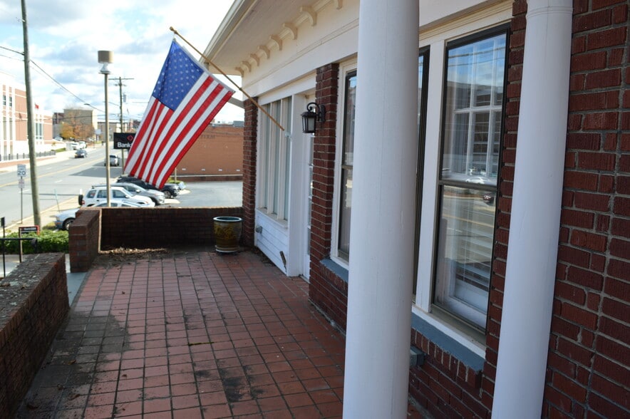 More Photos Of 121 W Center St, Lexington Office Residential For Sale