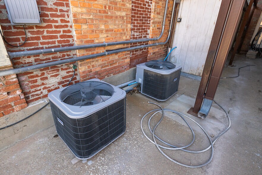 More Photos Of 115 N Main St, Lindsborg General Retail For Sale