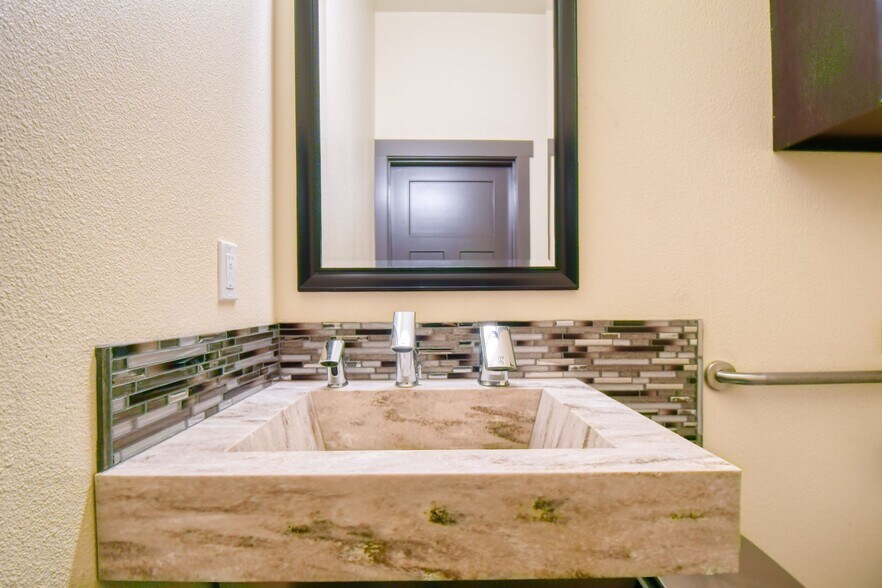 More Photos Of 818 Airport Rd, Pendleton Showroom For Sale