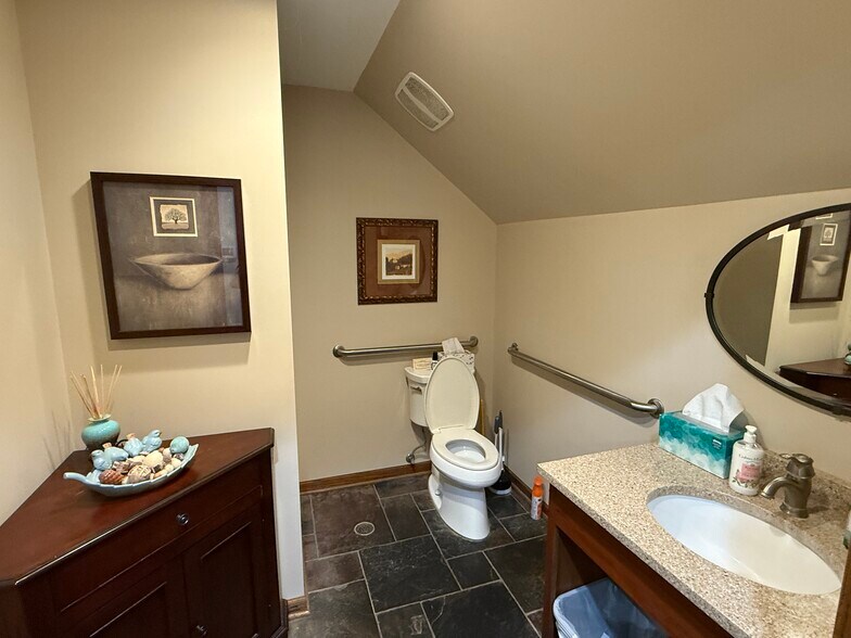 More Photos Of 475 W Terra Cotta Ave, Crystal Lake Office For Lease