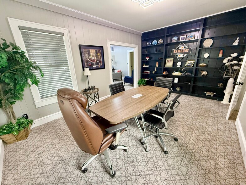 More Photos Of 208 N Gloster St, Tupelo Office For Sale