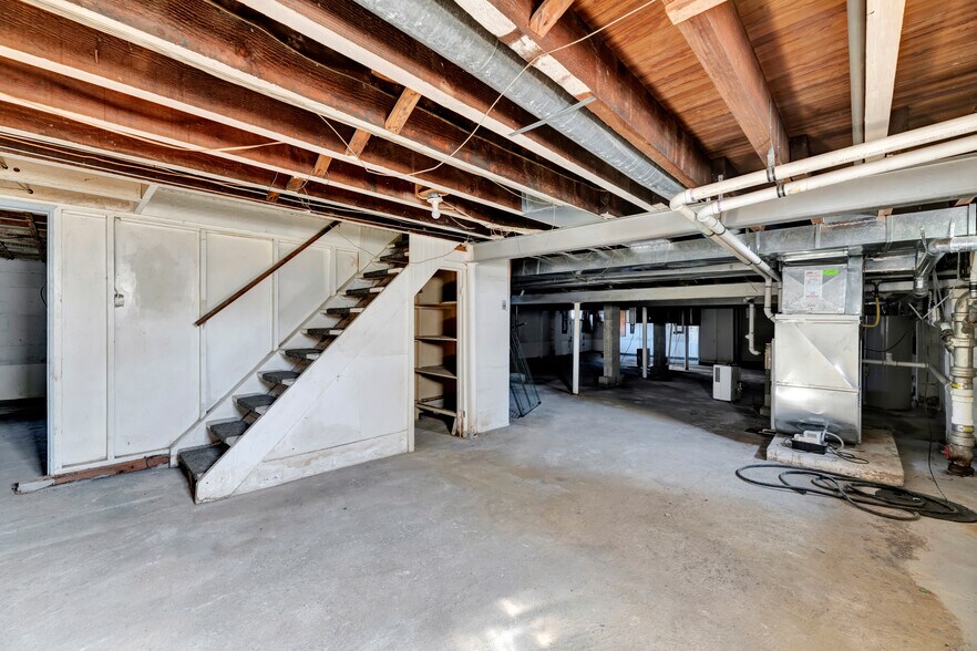 More Photos Of 2107 Harrison Ave, Wilmington Light Distribution For Sale