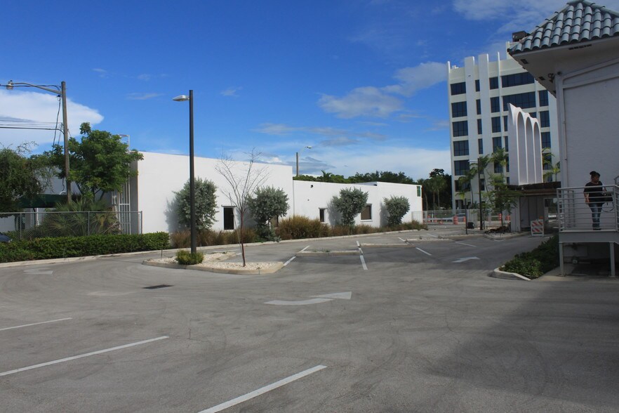 More Photos Of 2475 Hollywood Blvd, Hollywood Office For Lease