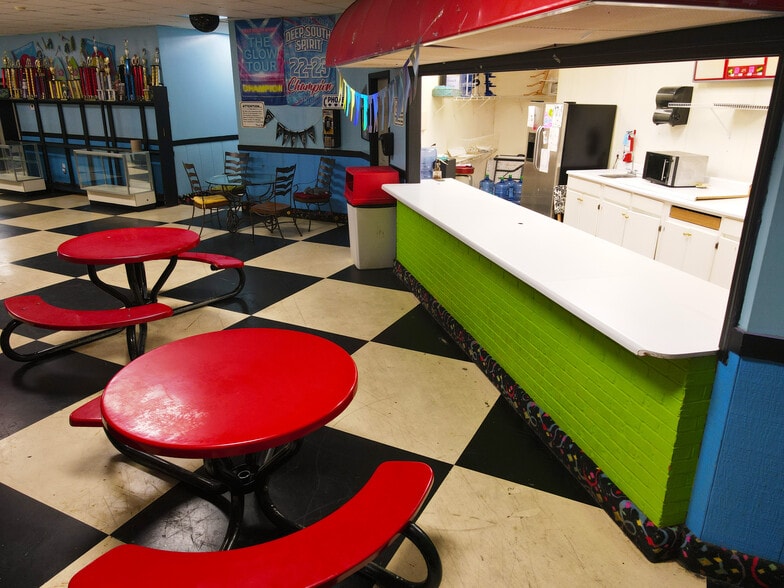 More Photos Of 3903 S Lamar Blvd, Oxford General Retail For Sale