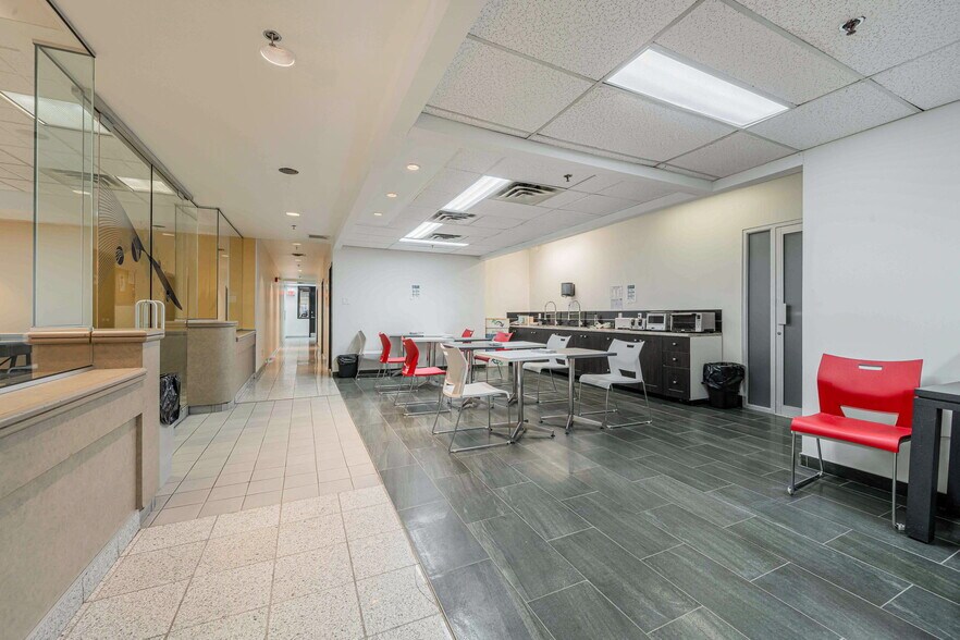 More Photos Of 50 Rue de Lauzon, Boucherville Flex For Lease