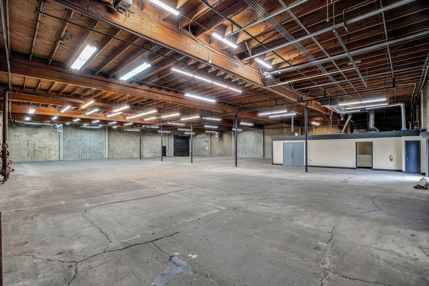 More Photos Of 3365 SE 17th Ave, Portland Warehouse For Lease