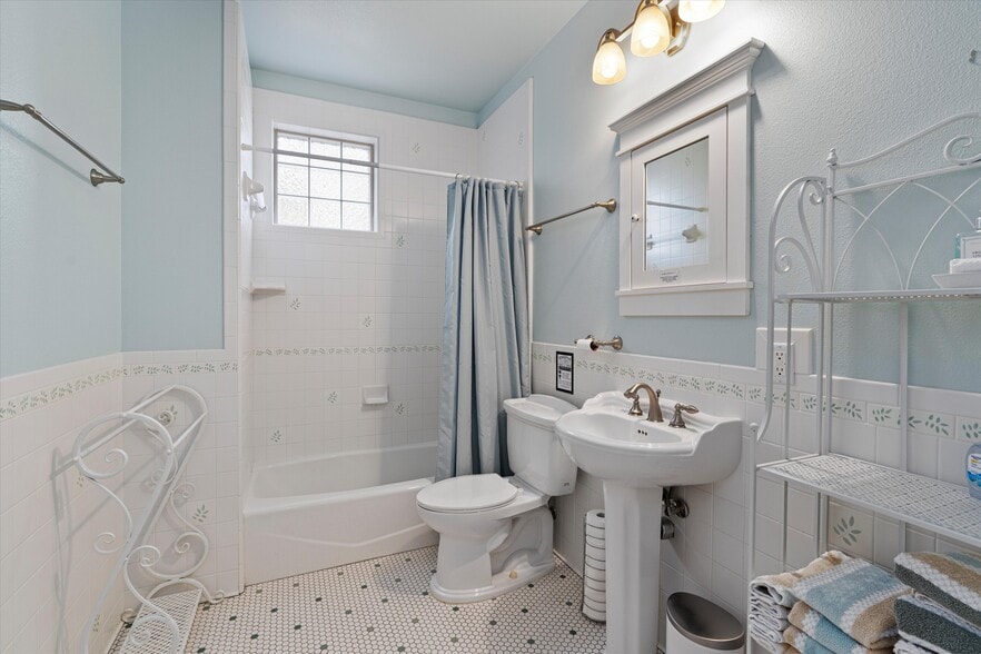 More Photos Of 1092 FM 3000, Elgin Specialty For Sale