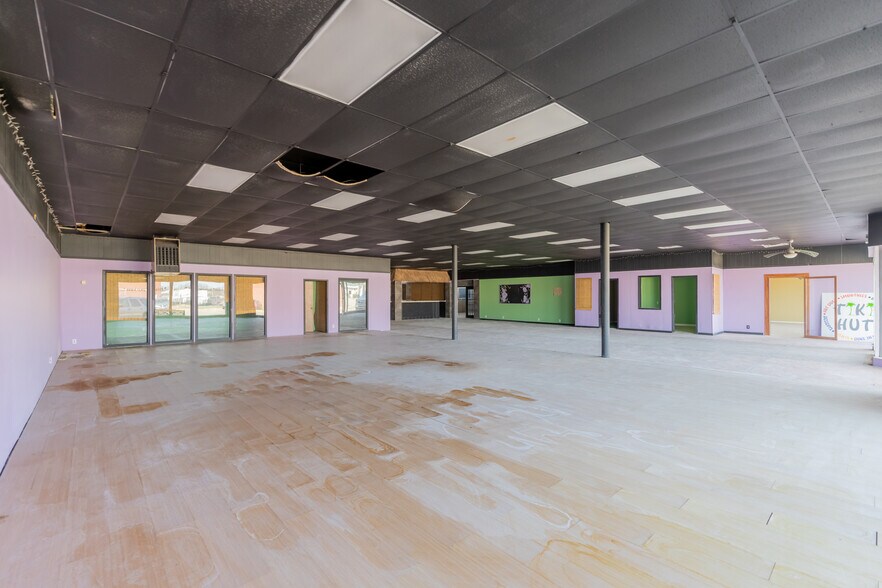 More Photos Of 221 N Cleveland Ave, Cushing Department Store For Sale