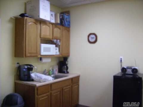 More Photos Of 50 Bethpage Rd, Hicksville Showroom For Lease