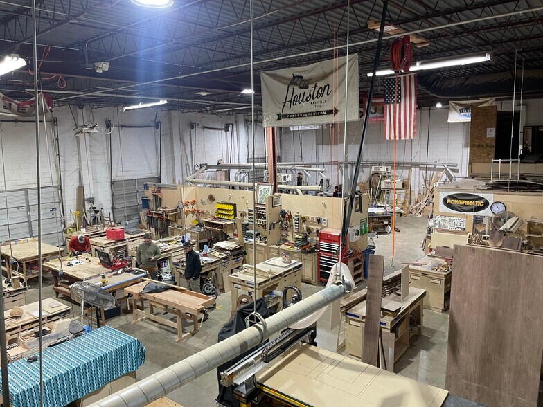 More Photos Of 217 Willow St, Nashville Showroom For Lease