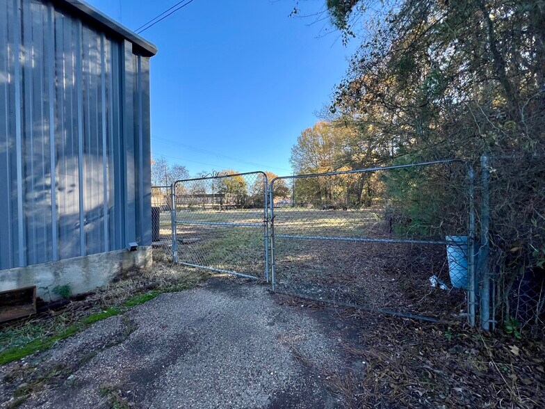 More Photos Of 402 Bermuda st, Quitman Flex For Sale