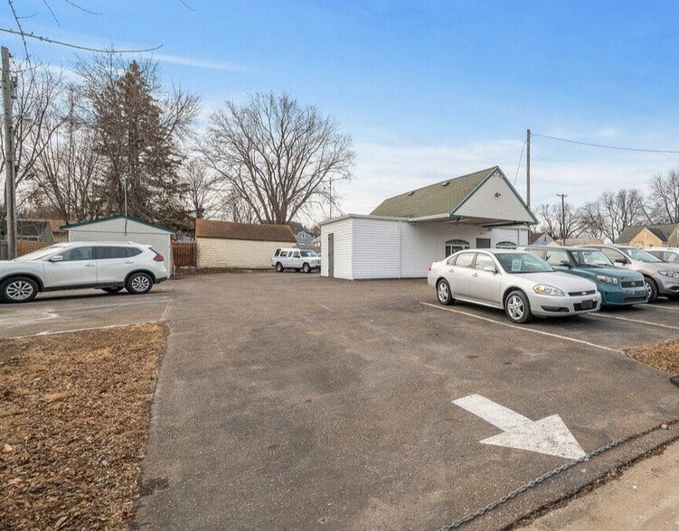 More Photos Of 370 Maryland Ave W, Saint Paul Auto Dealership For Sale