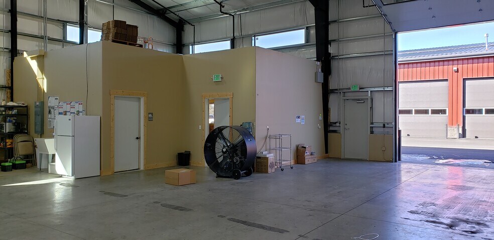More Photos Of 4620 SW 23rd St, Redmond Warehouse For Lease