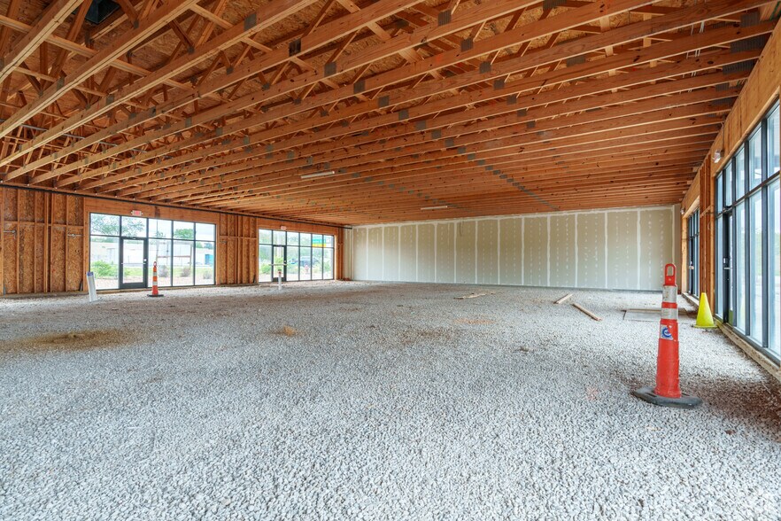 More Photos Of 1560 Veterans Memorial Pkwy, Saint Charles Unknown For Lease