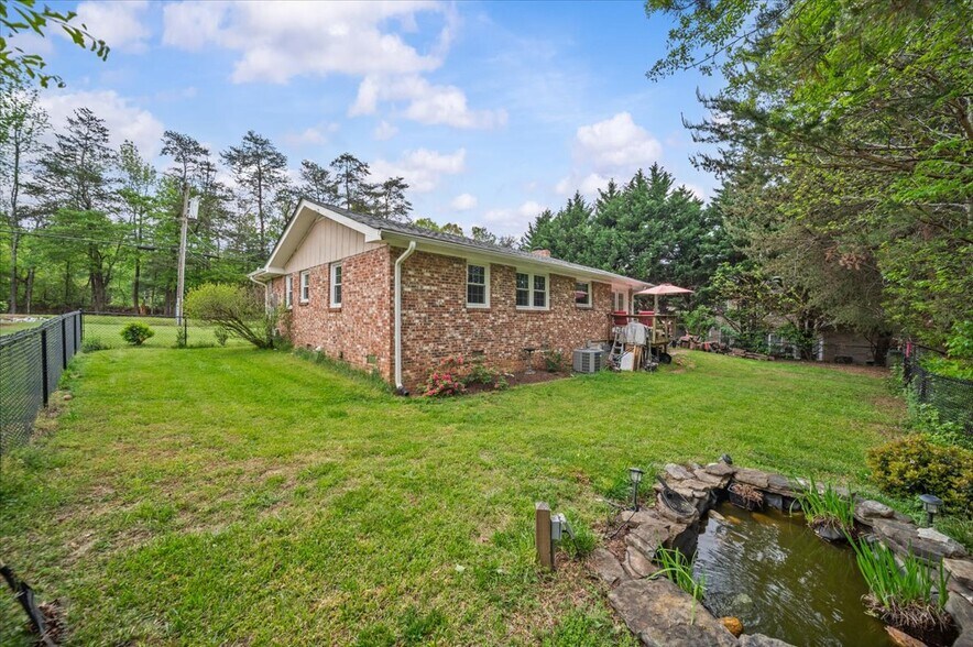 More Photos Of 909 State Park Rd, Greenville Office Residential For Sale