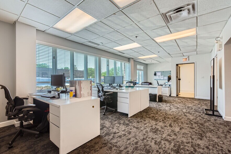 More Photos Of 271-285 E Helen Rd, Palatine Light Distribution For Sale