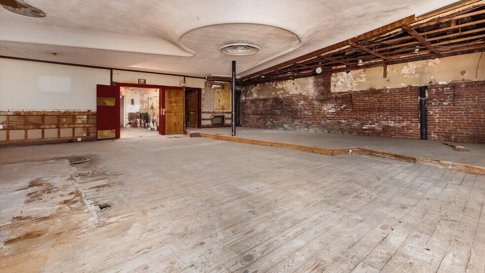 More Photos Of 22 N Park Pl, Newark Bar For Lease