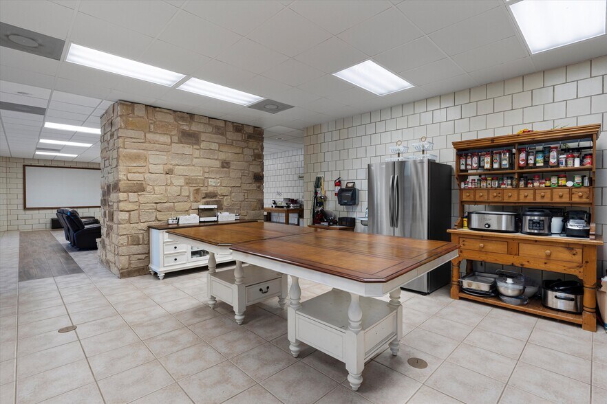More Photos Of 1092 FM 3000, Elgin Specialty For Sale