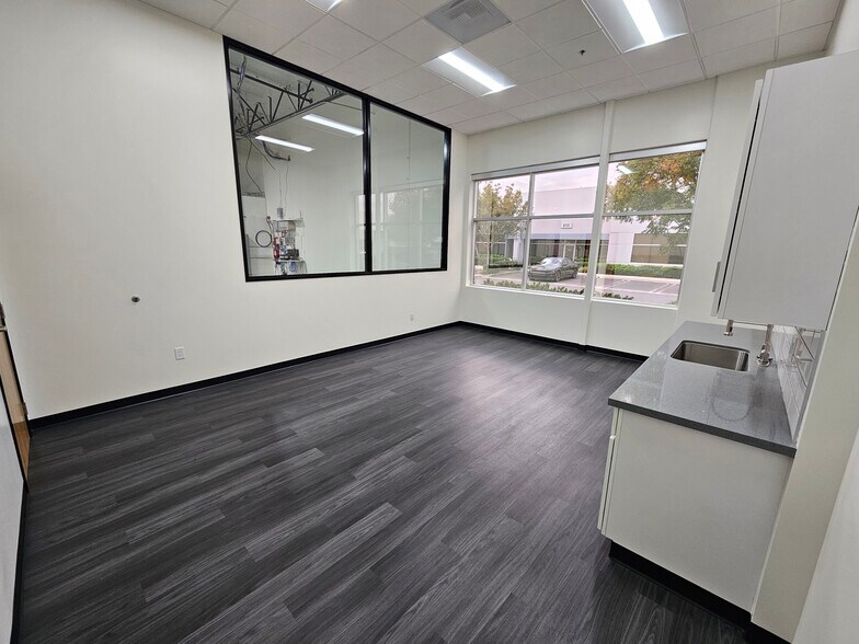 More Photos Of 325 N Shepard St, Anaheim Warehouse For Lease