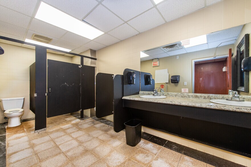 More Photos Of 2020 Greenwood Lake Tpke, Hewitt Restaurant For Lease