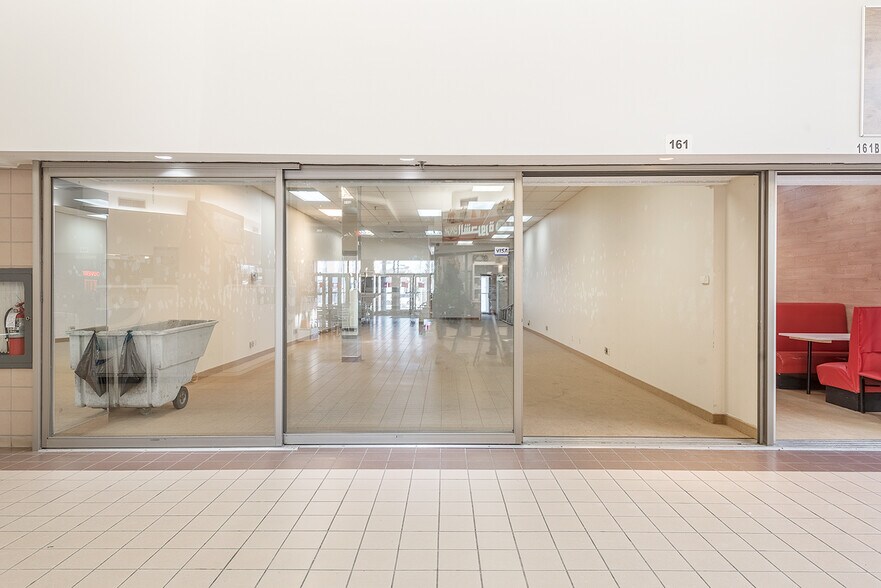 More Photos Of 740 Boul de la Côte-Vertu, Montréal Freestanding For Lease