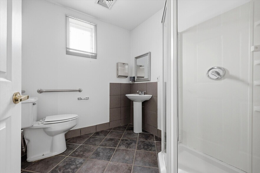 More Photos Of 525 Oakland Ave, Berlin Flex For Sale