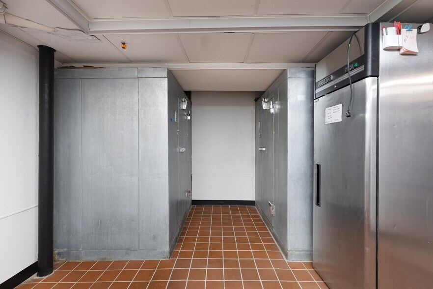 More Photos Of 9750 S Roberts Rd, Palos Hills Freestanding For Sale