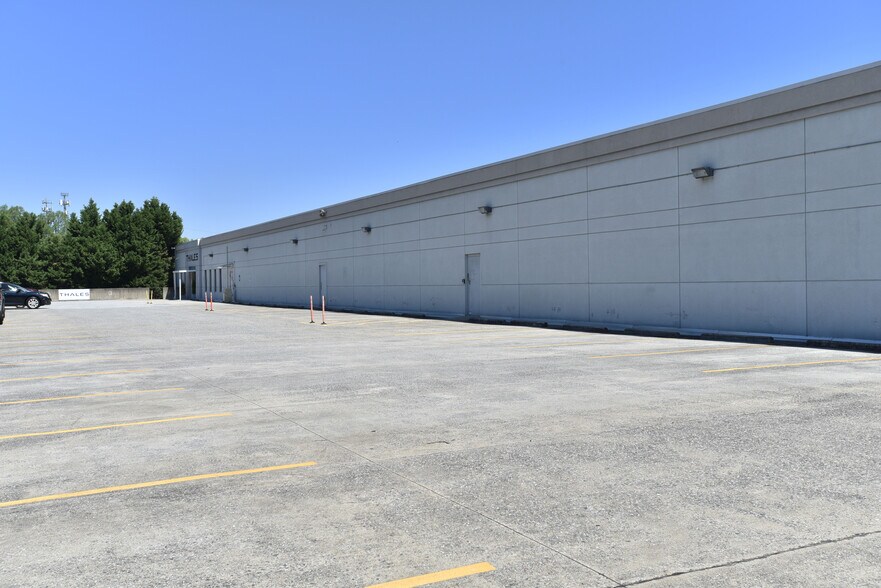 More Photos Of 1800 Northeast Expy, Atlanta Showroom For Lease