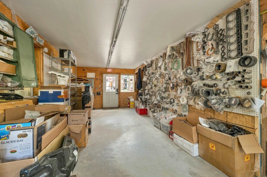 More Photos Of 12 Land Cruiser Dr, Sullivan Distribution For Sale